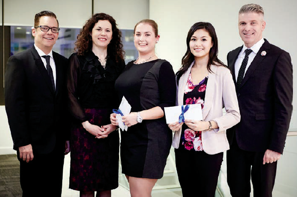 Photo de Joe Jamieson, registraire adjoint, d’Angela De Palma, présidente du conseil, de Nadine Wyczolkowski et d’Alexis de la Torre, boursières, et de Michael Salvatori, chef de la direction et registraire. Nadine et Alex ont leur bourse en main.