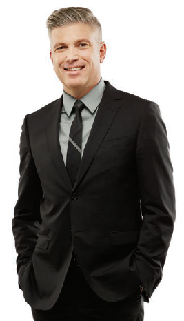 Photo de Michael Salvatori, chef de la direction et registraire, debout et souriant, les mains dans les poches.