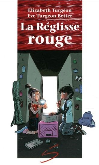 Illustration de la couverture du roman mystère La Réglisse rouge montre un garçon et une fille, mangeant de la réglisse rouge, à genoux de chaque côté d’une boîte.