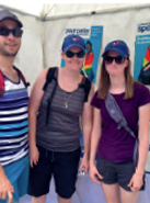 Photo des membres du public qui visitent notre kiosque au festival Pride Toronto, tenu du 1<sup>er</sup> au 3 juillet dernier.