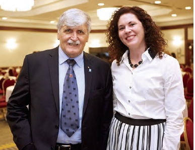 Photo de Roméo Dallaire, un des principaux conférenciers du congrès de l’Ordre Inspirer la confiance au public en compagnie d’Angela De Palma, présidente du conseil de l’Ordre.