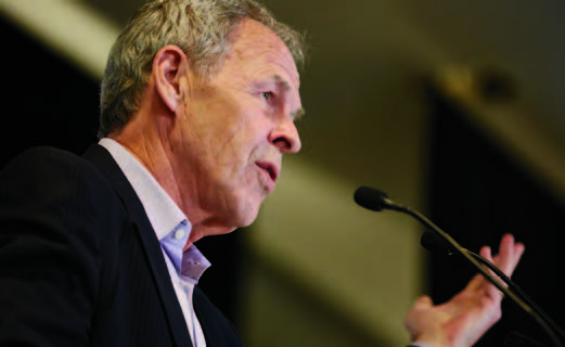 Photo en gros plan de Linden MacIntyre, conférencier qui a prononcé l’allocution de clôture au congrès de l’Ordre Inspirer la confiance au public.
