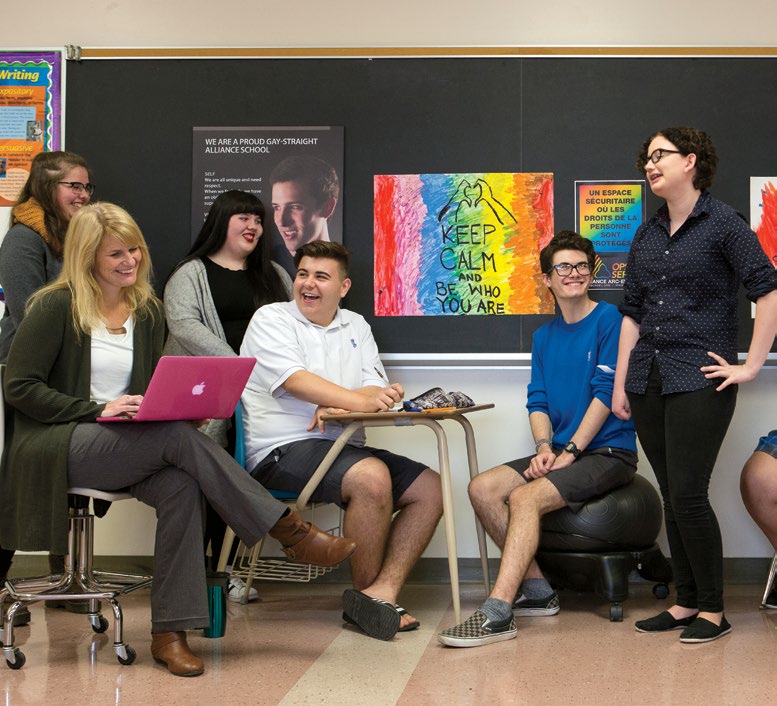 Photo de Sherry Marentette, enseignante agréée de l’Ontario, avec des élèves gais-hétéros dans une salle de classe de Villanova.