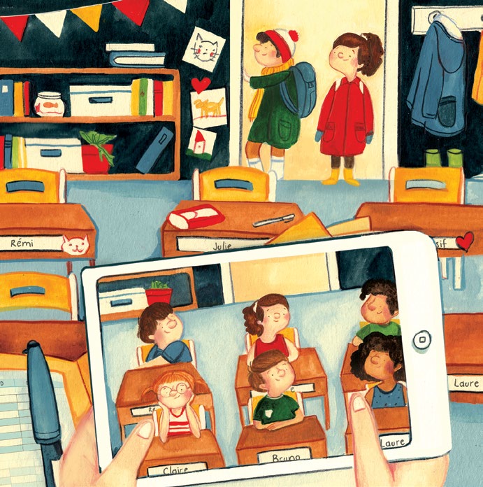 Illustration de deux élèves qui arrivent dans une salle de classe. Au premier plan, une tablette tenue entre deux mains montre un groupe de six élèves assis à leur pupitre.