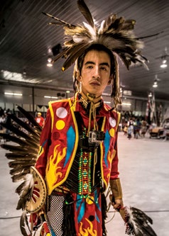Illustration tirée du film Le chemin rouge qui montre un Autochtone portant un costume traditionnel coloré.