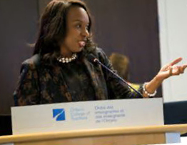 Photo de la ministre de l'Éducation, Mitzie Hunter, prononçant une allocution durant la réunion du conseil.