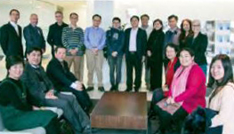 Photo d'enseignantes et d'enseignants de Chine assis ensemble lors d'une visite aux bureaux de l'Ordre.