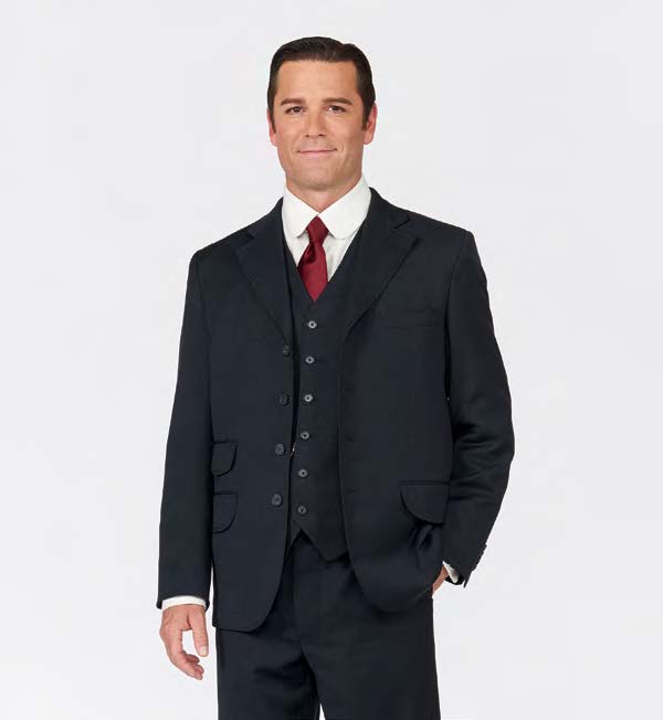 Photo de Yannick Bisson debout la main gauche dans sa poche. Il porte le costume du détective William Murdoch qu'il incarne dans l'émission «Murdoch Mysteries».