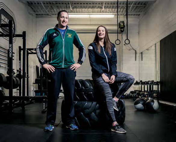 Photo de la nageuse olympique Penny Oleksiak et de Bryan McAlpine au Monarch Park Collegiate Institute, entourés d'équipement de conditionnement physique.