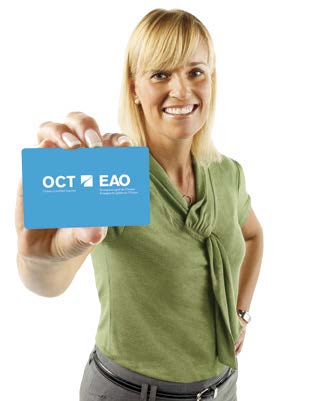 Photo d'une enseignante agréée de l'Ontario tenant son certificat dans sa main droite.