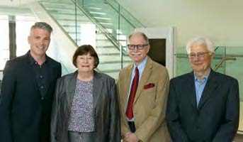 Photo du 20e anniversaire de l'Ordre. De gauche à droite : Michael Salvatori, enseignant agréé de l'Ontario, chef de la direction et registraire de l'Ordre, accompagné de trois anciens registraires : Margaret Wilson, enseignante agréée de l'Ontario, Doug Wilson et Brian McGowan.