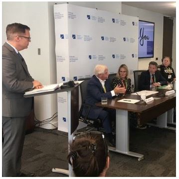 Photo de Joe Jamieson, registraire adjoint de l'Ordre, Bill Byrd, président du Canadian Safe School Network, Noni Classen, directrice de l'éducation du Centre canadien de protection de l'enfance, Ted Libera, directeur de la coordination centrale de la branche Caring and Safe Schools du Toronto District School Board, et Megan McGarry, agente du Service de police de Toronto, réunis le 5 octobre pour le lancement de la recommandation professionnelle pour mieux réagir à l'intimidation entre élèves.