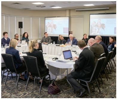 Photo d'intervenants en éducation réunis avec des membres du personnel de l'Ordre, des services de police et des services de protection de l'enfance.