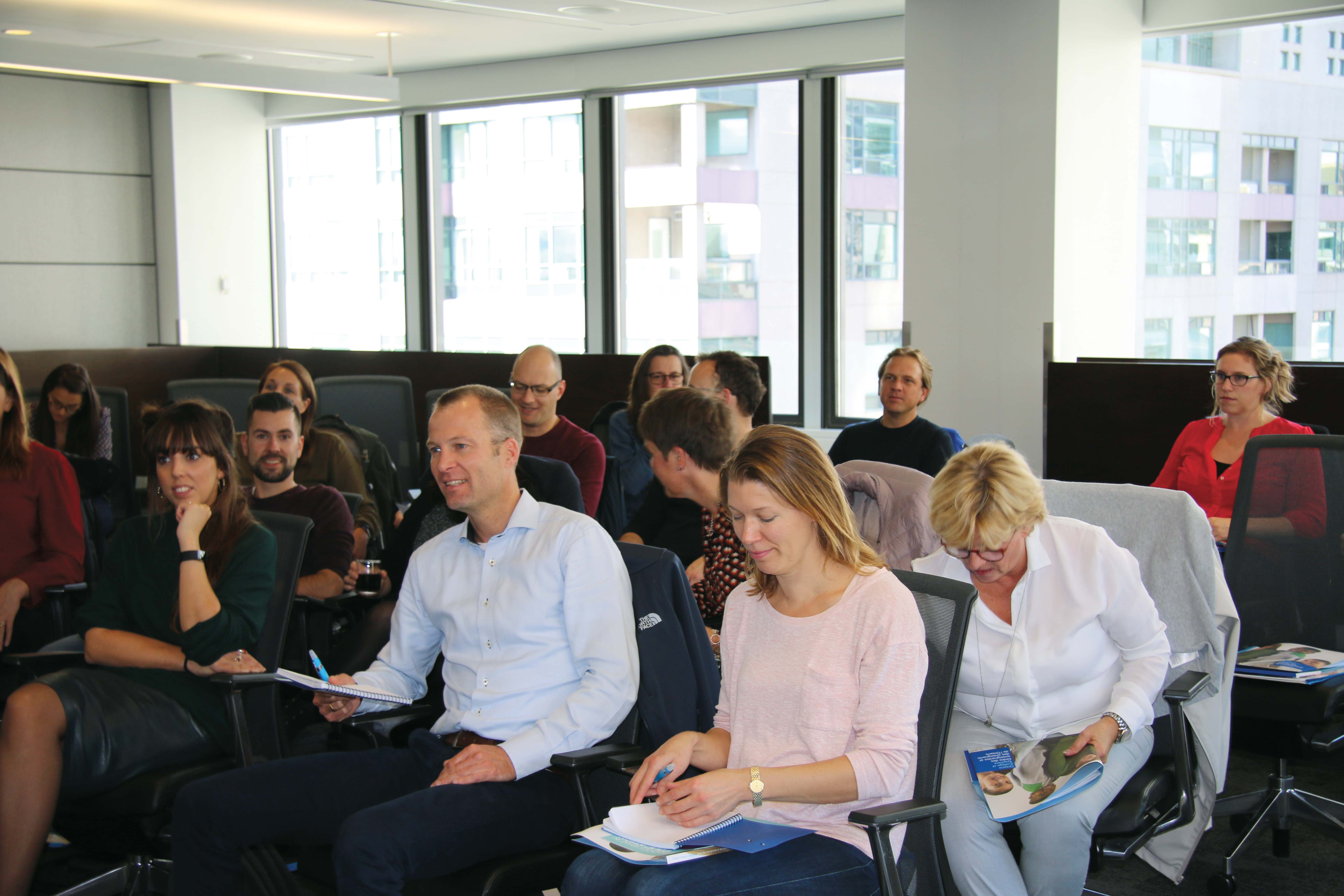 Photo d’un groupe de délégations internationales d’éducateurs dans les bureaux de l’Ordre.