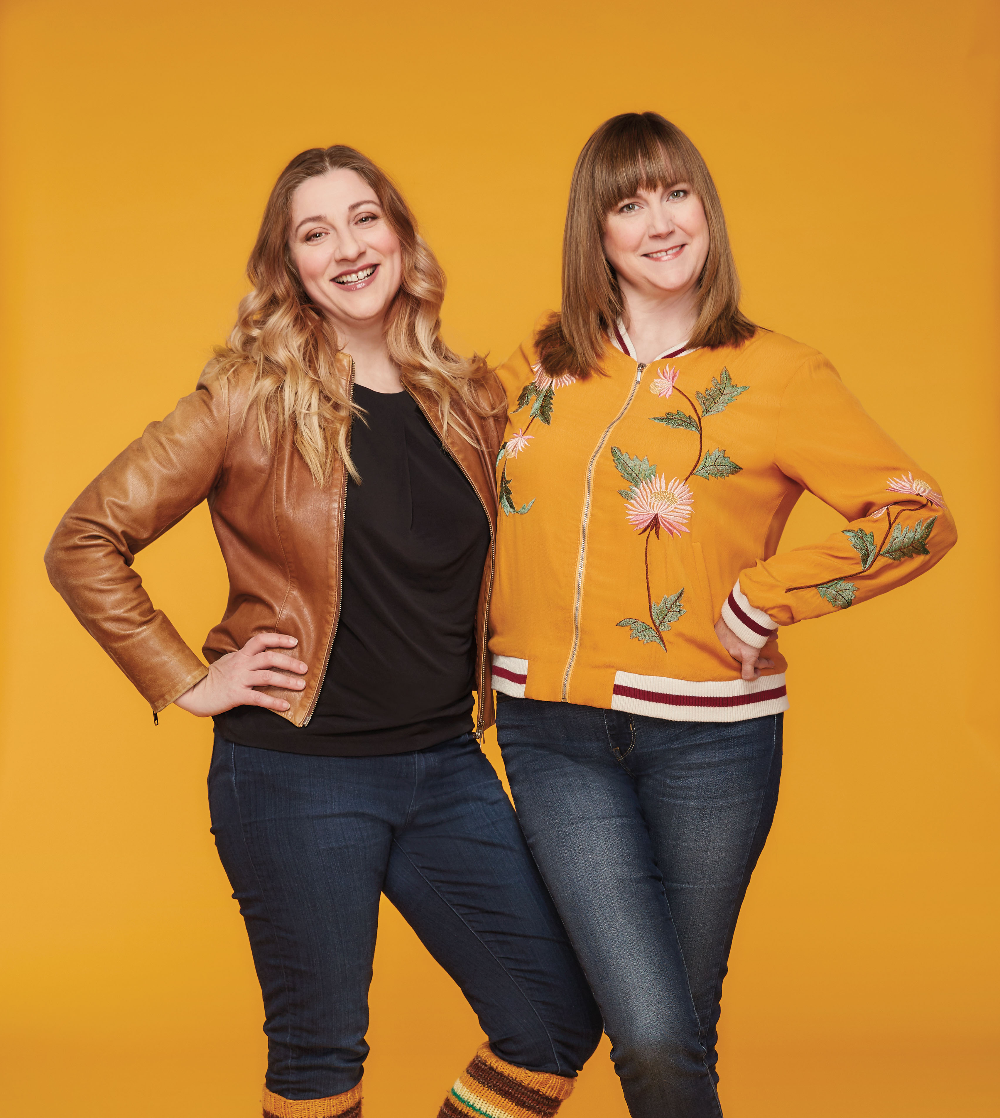 Photo d'Aurora Browne et de Jennifer Whalen de l'émission télévisée Baroness von Sketch, souriantes et la main posée sur la hanche.