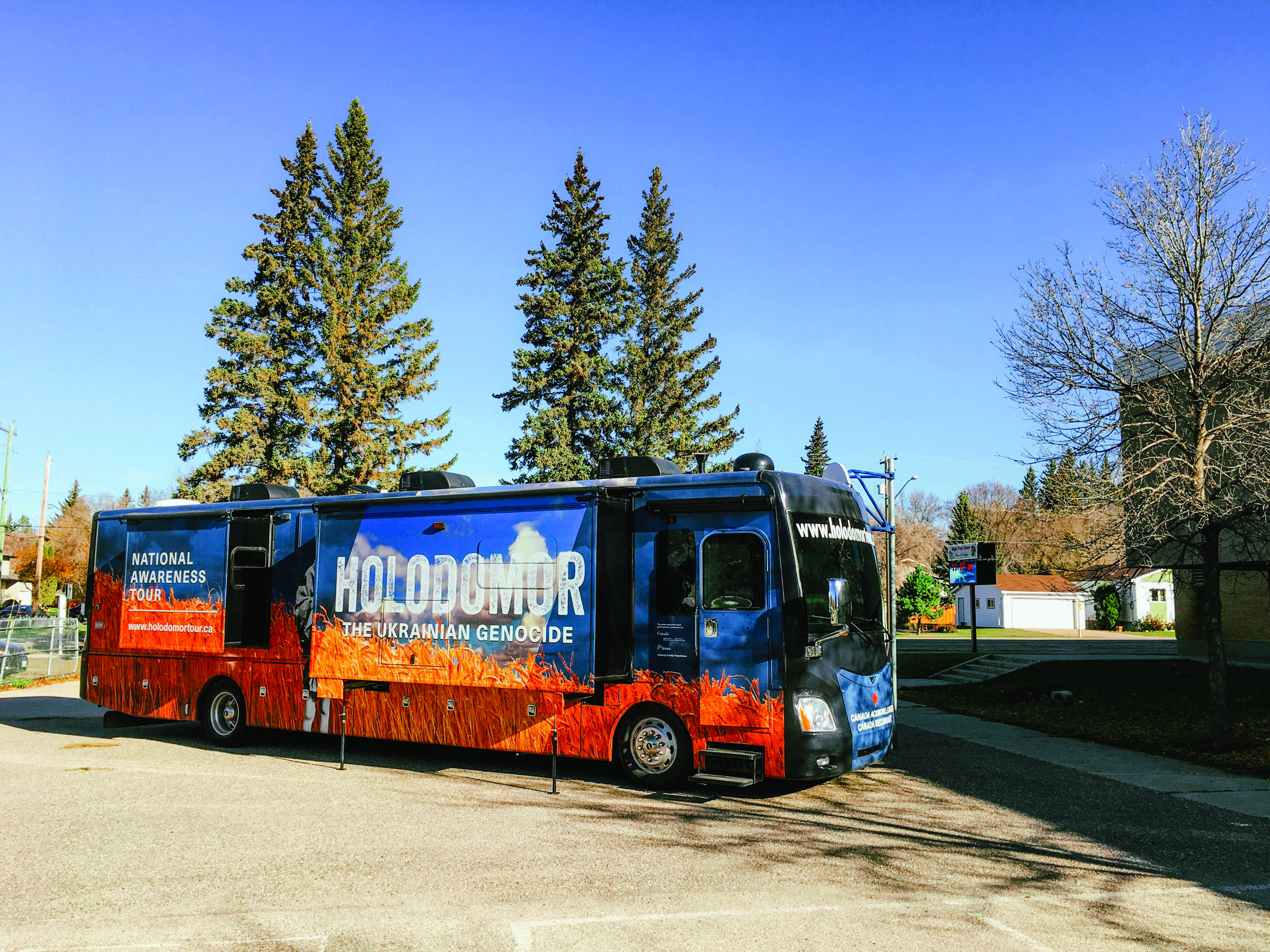 Photo d'un autocar transformé en classe mobile, Sur le côté droit de l'autocar est écrit «National Awareness Tour» et «Holodomor the Ukrainian Genocide».