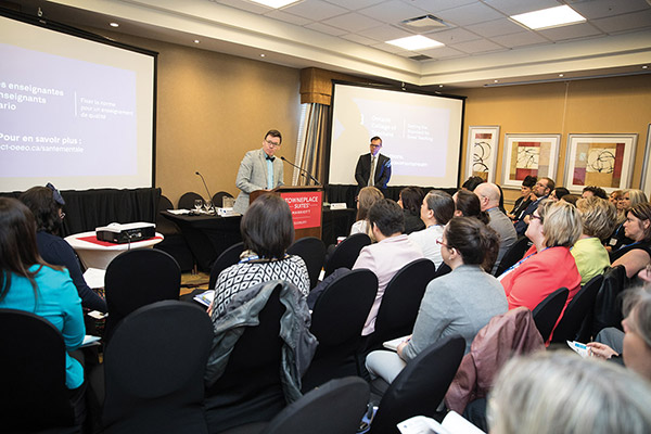 Photo montrant un groupe de personnes assistant à une présentation sur la santémentale des élèves à Sudbury.