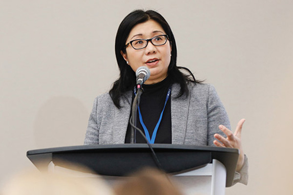 Photo d’Amy Cheung, psychiatre au Sunnybrook Health Sciences Centre, donnant une présentation à Ottawa.
