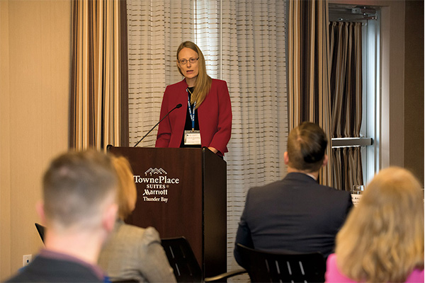 Photo de la présidente du conseil de l’Ordre, Nicole van Woudenberg, enseignante agréée de l’Ontario, donnant son allocution dans le cadre d’une présentation sur la santémentale des élèves à Thunder Bay.