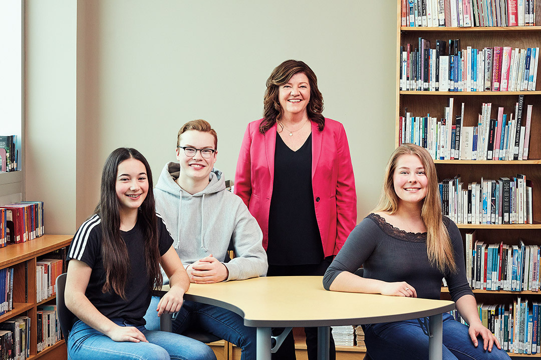 Photo d'Anne Laflamme, enseignante agréée de l'Ontario, et de trois élèves de l'école secondaire publique Le Sommet à Hawkesbury.