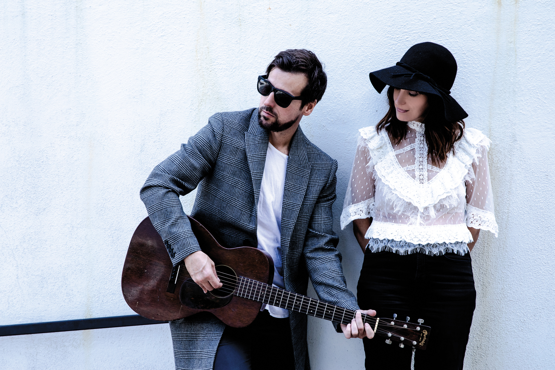 Photo de Chantal Kreviazuk, musicienne et chanteuse de renom, avec Raine Maida, chanteur du groupe Our Lady Peace. Chantal Kreviaszuk regarde une guitare acoustique que Raine Maida est en train de jouer.
