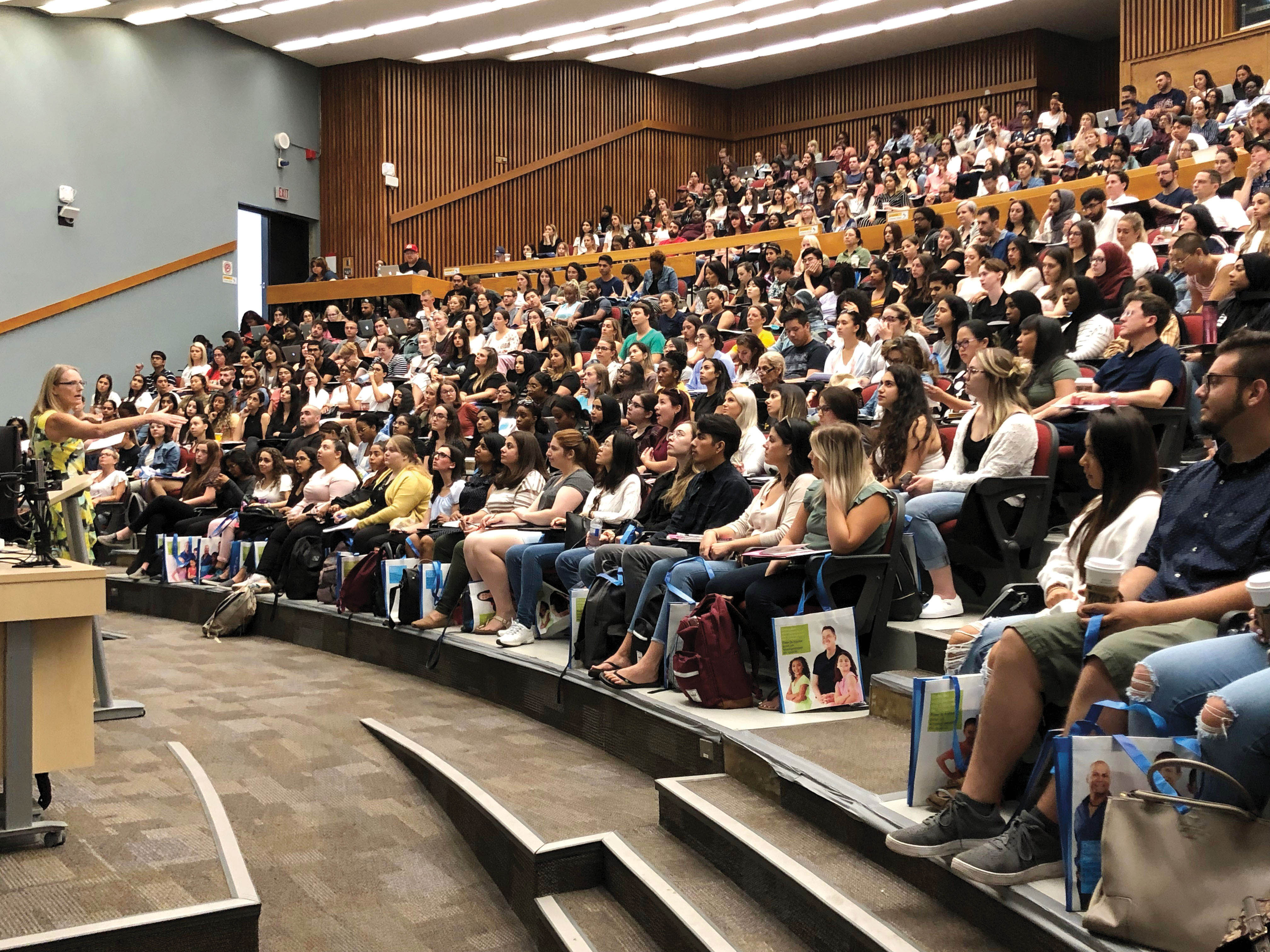 Photo de la présidente du conseil de l’Ordre Nicole van Woudenberg, enseignante agréée de l’Ontario, donnant une allocution devant des étudiants en enseignement de l’Université York à Toronto.