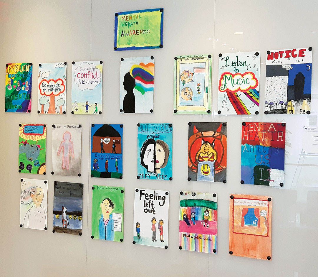 Photo montrant des travaux artistiques d’élèves dans les bureaux de l’Ordre des enseignantes et des enseignants de l’Ontario.