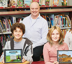 Photo de David Carruthers, enseignant agréé de l’Ontario, et de deux élèves.