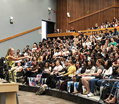 Photo de la présidente du conseil de l’Ordre Nicole van Woudenberg, enseignante agréée de l’Ontario, donnant une allocution devant des étudiants en enseignement de l’Université York à Toronto.