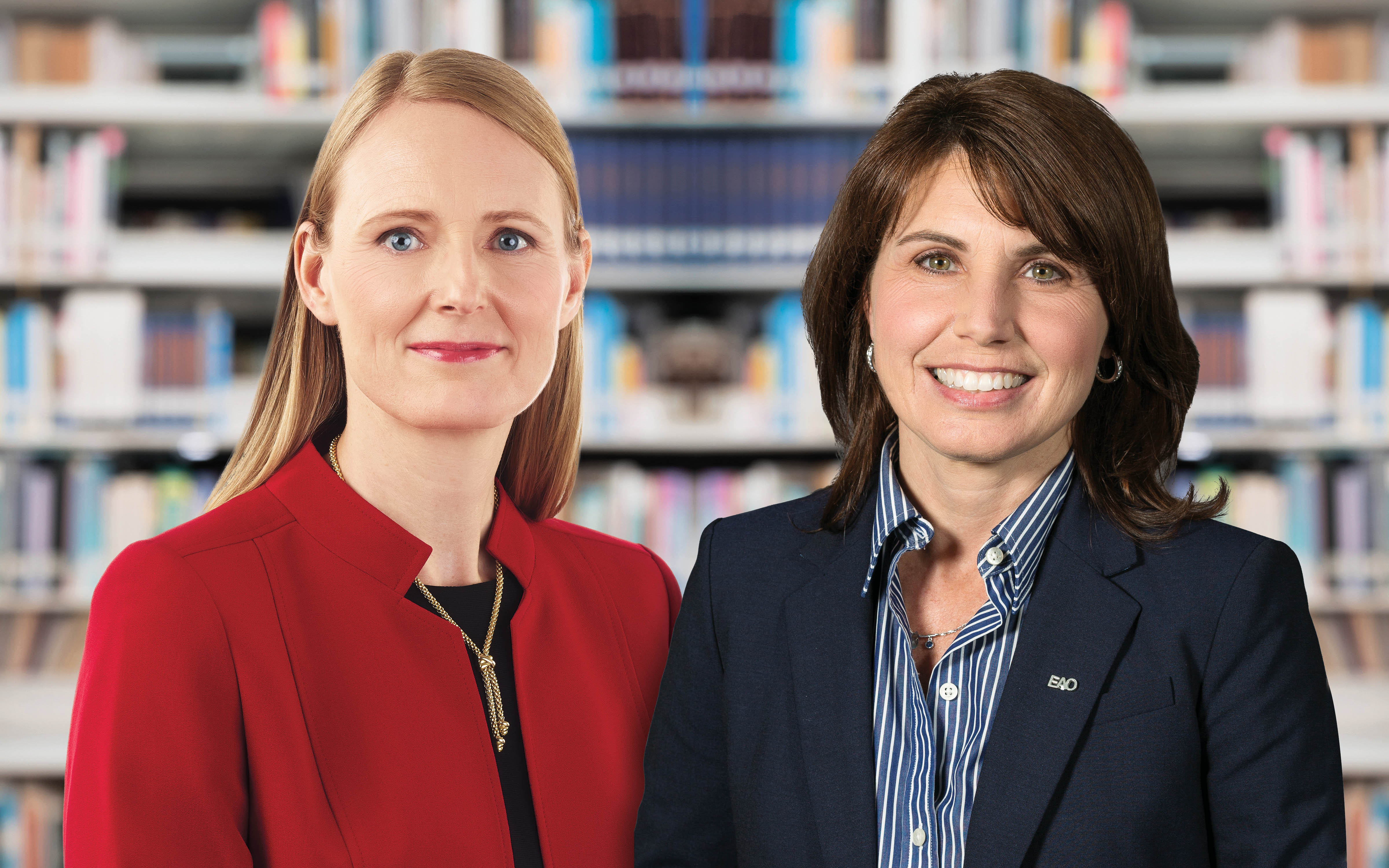 Nicole van Woudenberg, enseignante agréée de l’Ontario et présidente du conseil de l’Ordre, et Chantal Bélisle, enseignante agréée de l’Ontario et registraire adjointe de l’Ordre, souriantes.