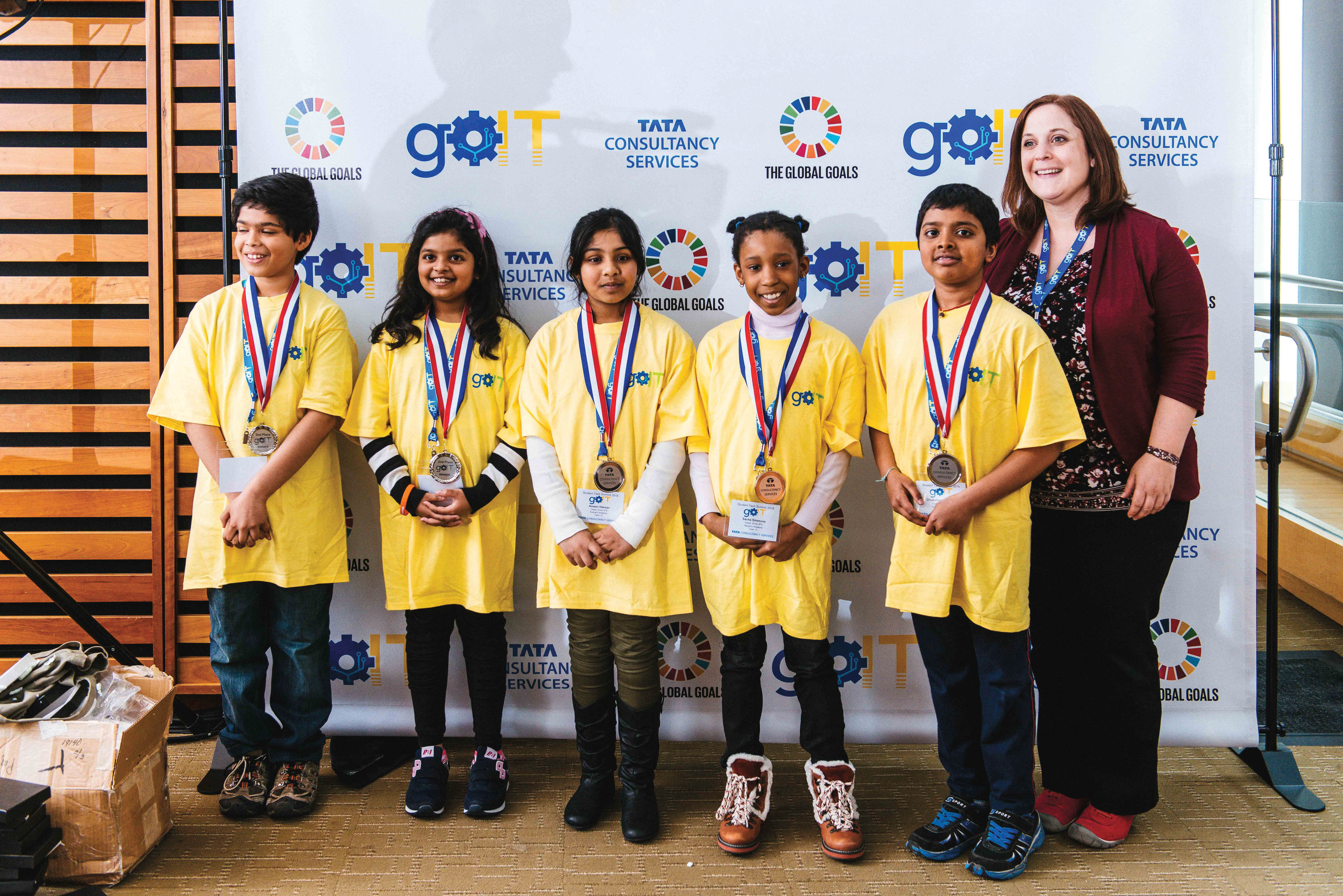 Laura Kerpel, enseignante agréée de l’Ontario, accompagnée d’élèves de 3 année de la Cedar Drive Junior Public School souriants, dans le cadre d’une cérémonie de remise des médailles.