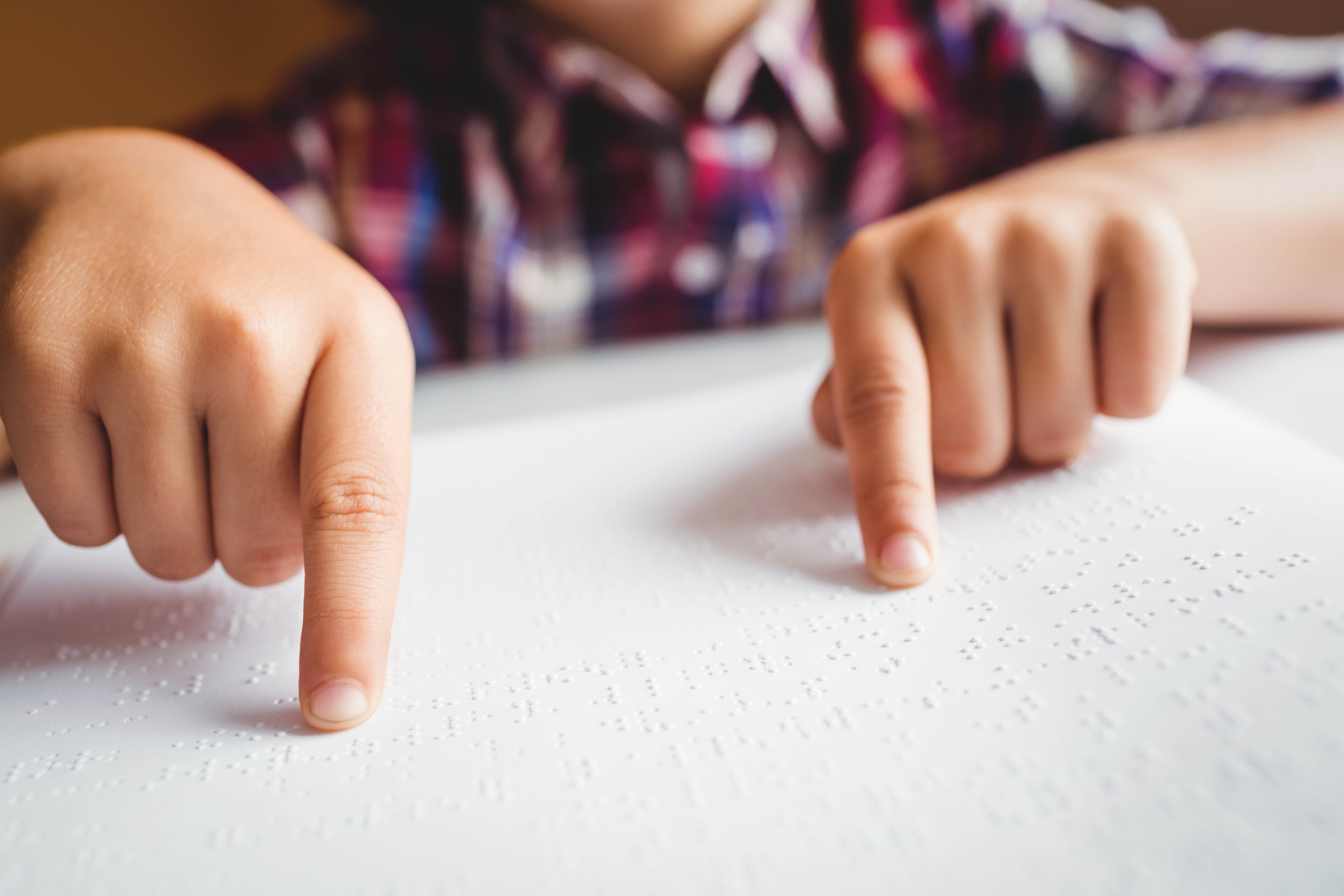 Élève lisant le braille.
