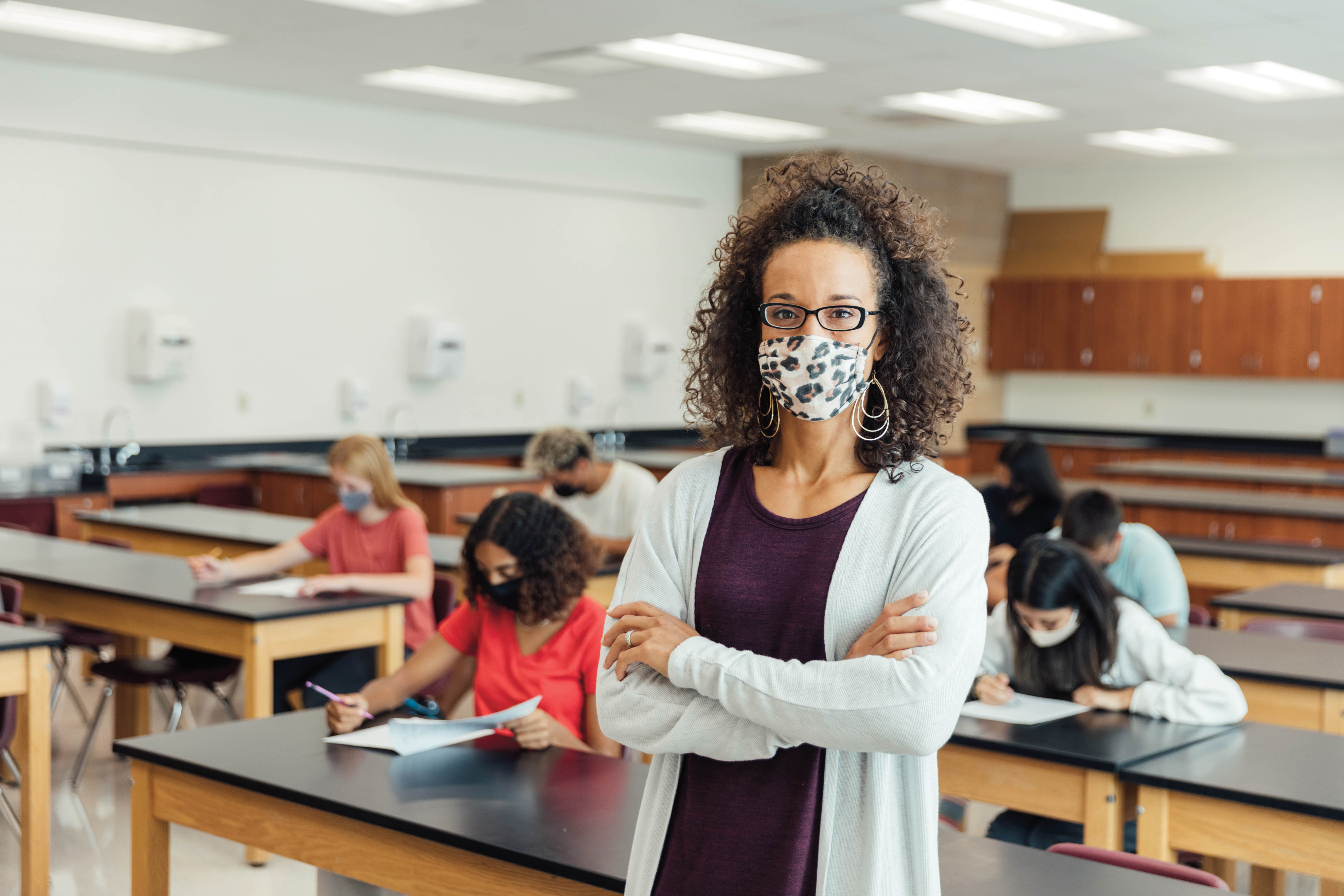 Enseignante portant un masque en classe.