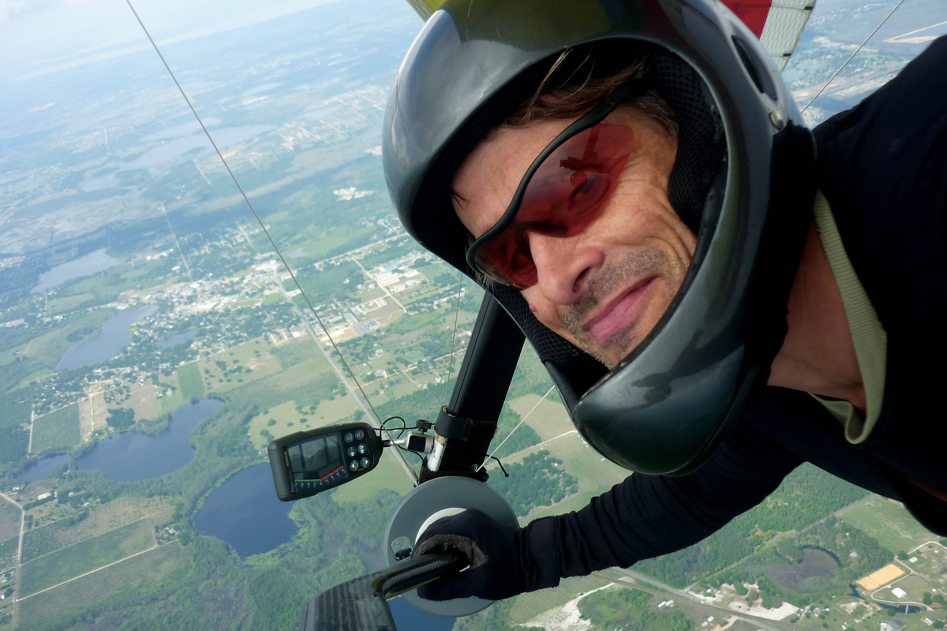 Stephen Bellerby appréciant la vue depuis son deltaplane.