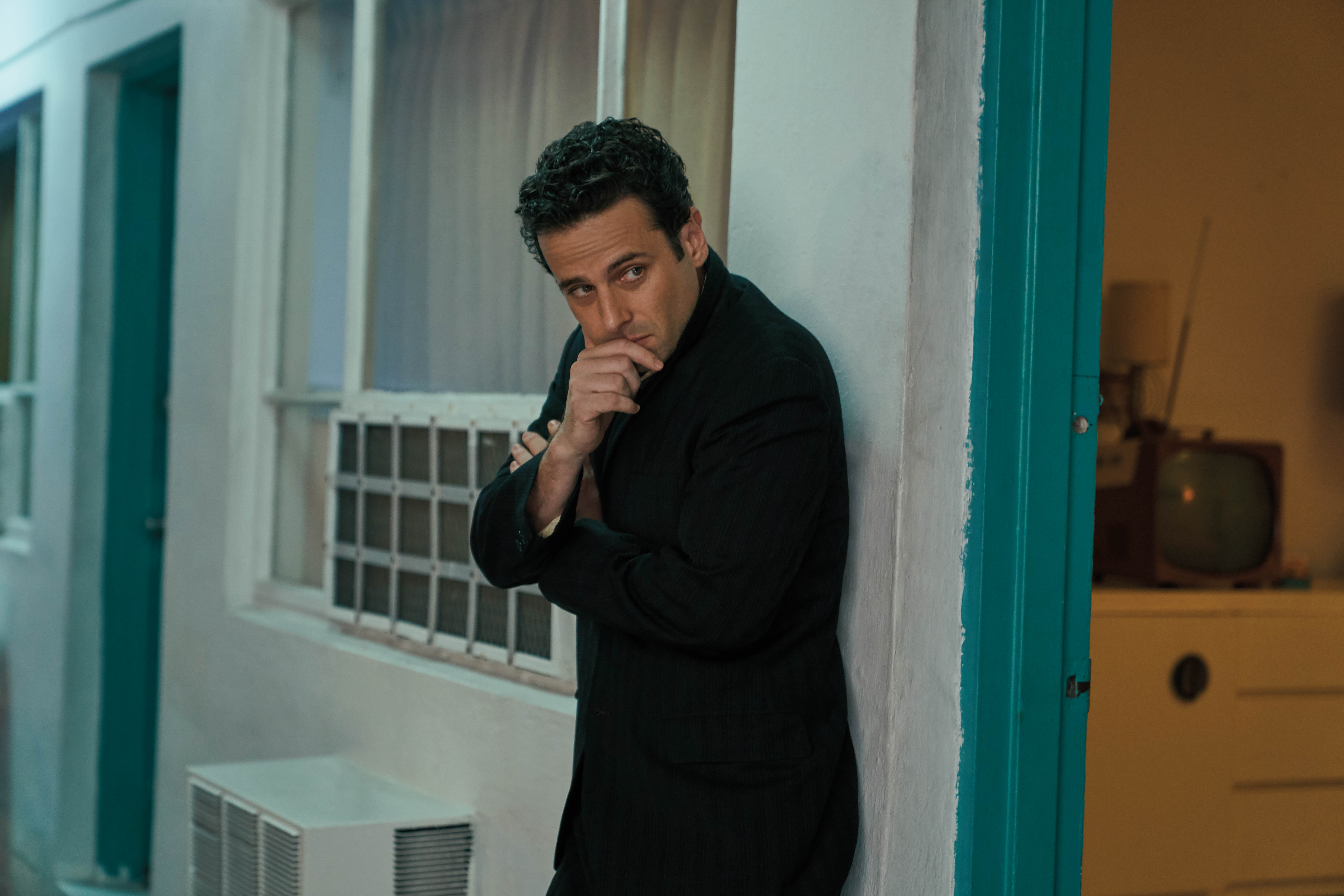 Luke Kirby incarnant le comédien Lenny Bruce dans La fabuleuse Madame Maisel.