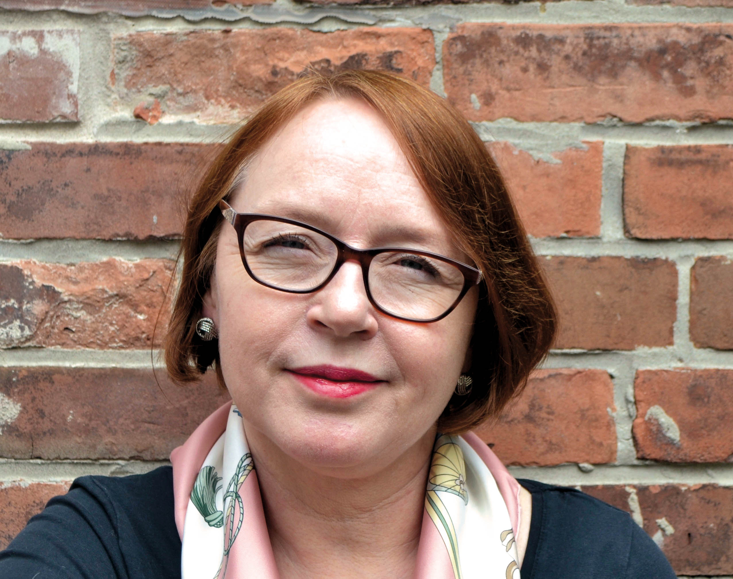 Photo of author Shari Lapena, smiling.